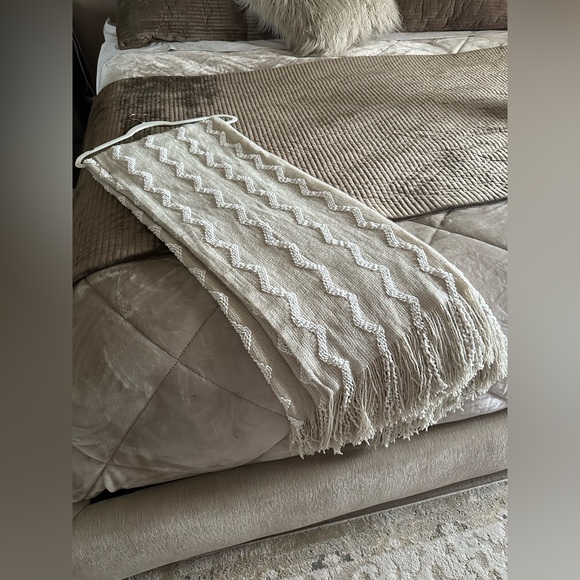 Large Knit Blanket - Picture 7 of 8